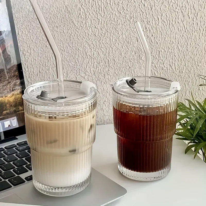 450 ml gestreifter Glasbecher mit Deckel und Strohhalm