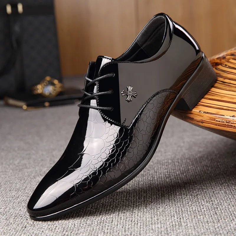 Sapatos sociais de couro envernizado de luxo italianos para homens - estilo clássico